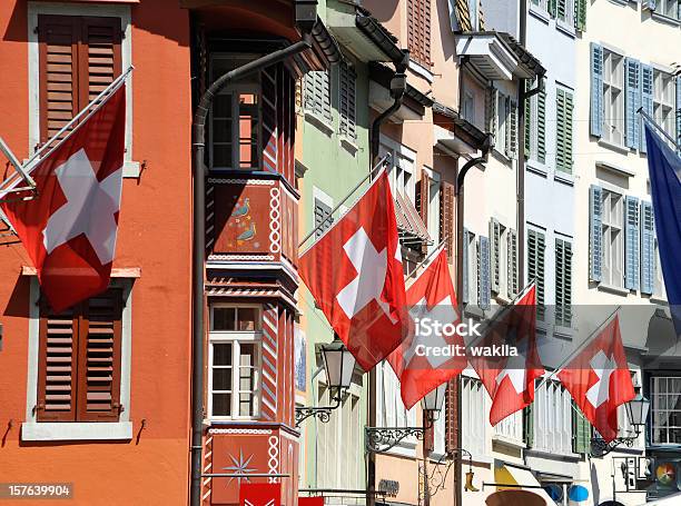 Suíça Zurique Cidade Com Sinalizadores Na Construção De Fachada - Fotografias de stock e mais imagens de Suíça