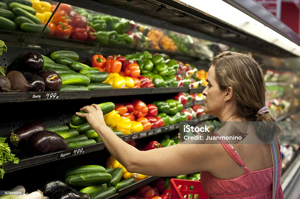 Femme Shopping pour produits d'épicerie - Photo de Acheter libre de droits