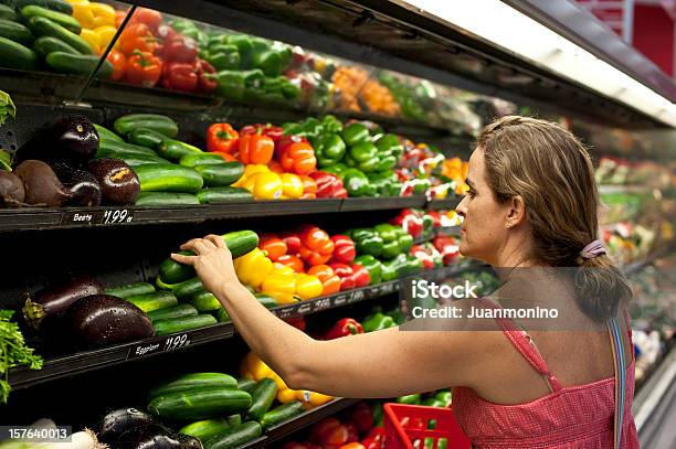 Photo libre de droit de Femme Shopping Pour Produits Dépicerie banque d'images et plus d'images libres de droit de Acheter - Acheter, Faire les courses, Légume