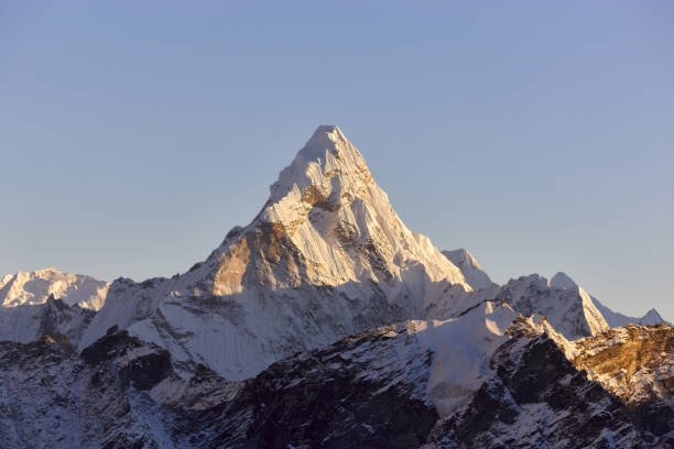 montanha ama dablam. everesteworld_continents.kgm circuito. nepal motivos. - mt pumori imagens e fotografias de stock