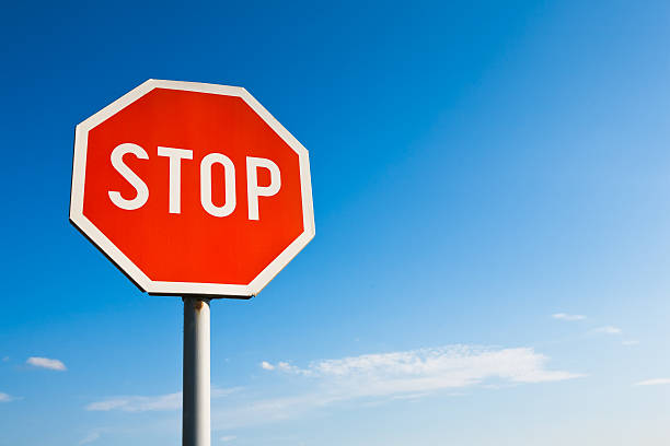 znak stop - road sign sign blue blank zdjęcia i obrazy z banku zdjęć