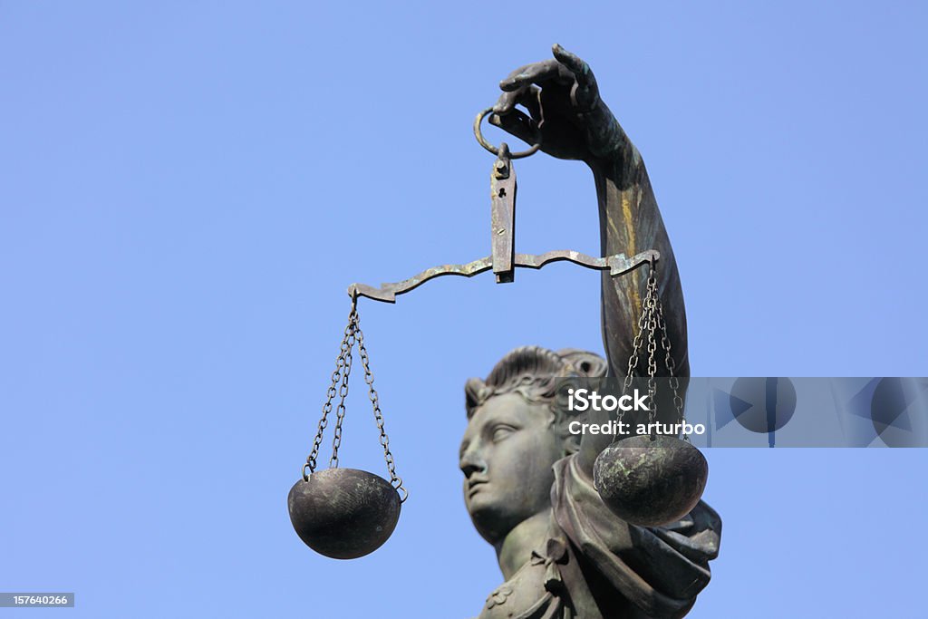 statue de Dame Justice avec échelle vue de côté - Photo de Décision libre de droits