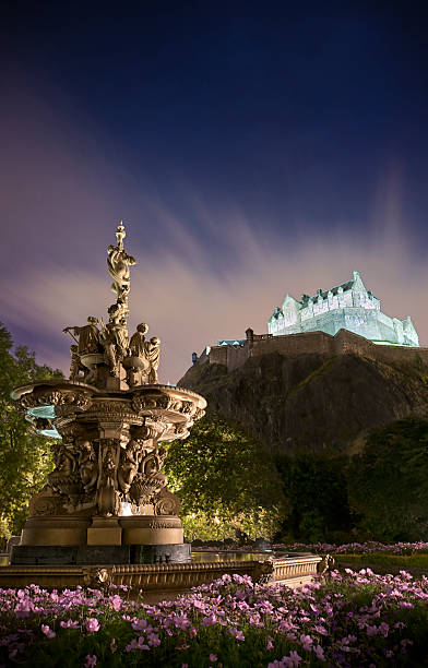 edinburgh nacht - ornamental garden flower bed night illuminated stock-fotos und bilder