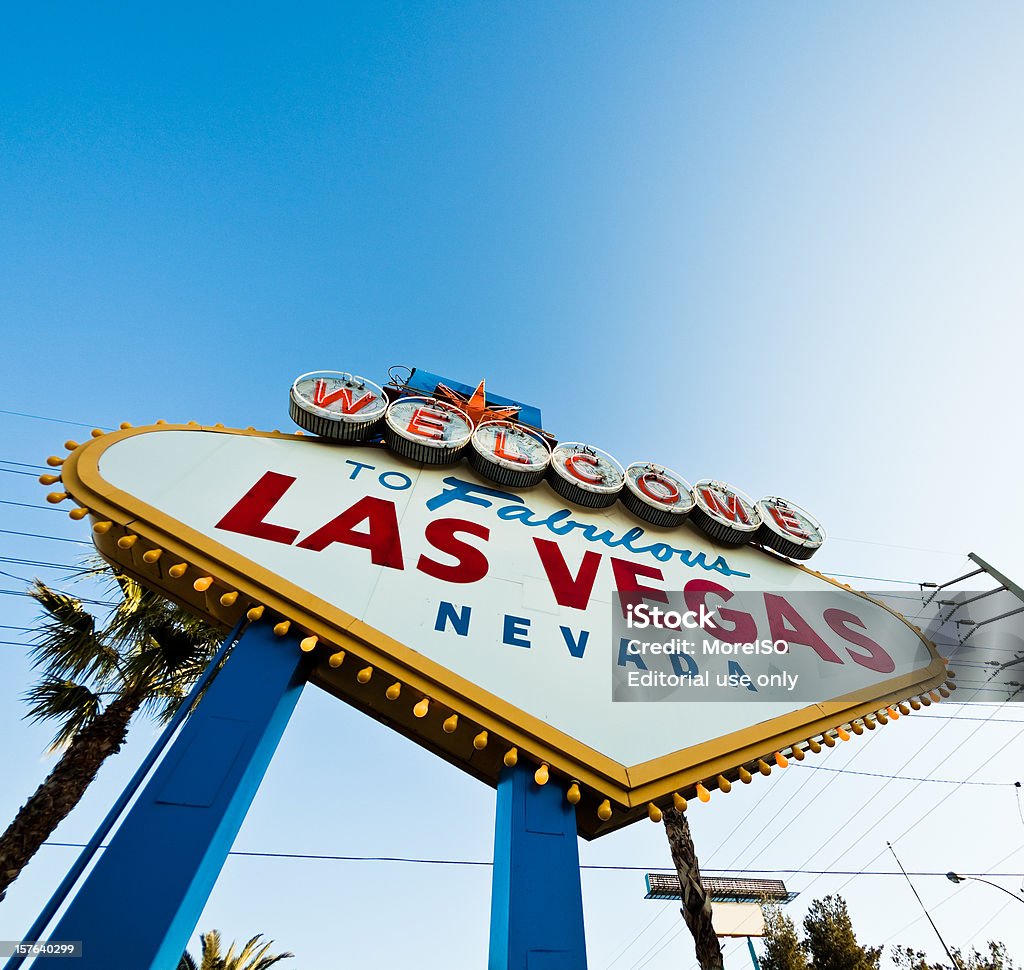 De fabuleux Las Vegas bienvenue signe contre le ciel bleu vif - Photo de Arbre libre de droits