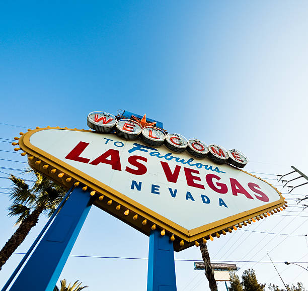 ようこそ。素敵なラスベガスのサインを鮮やかなブルースカイ - welcome to fabulous las vegas sign blank las vegas metropolitan area sign ストックフォトと画像