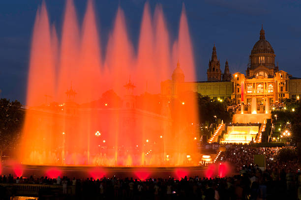 barcelone police magica la fontaine magique mnac plaza espana catalogne, espagne - mnac photos et images de collection