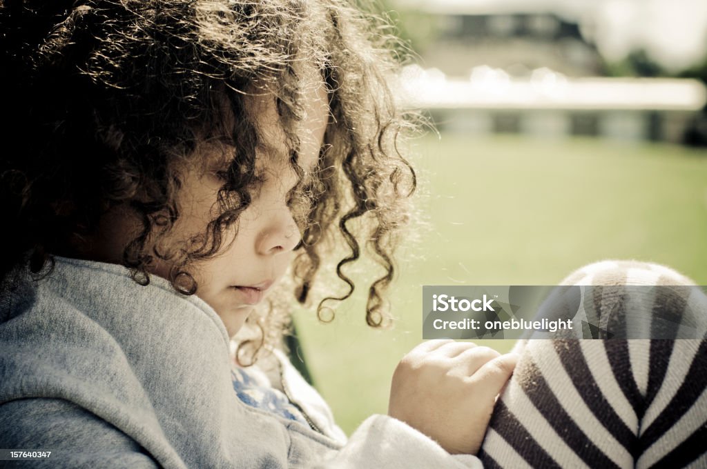 Ritratto di Close-up di 4 anni vecchio ragazza guardando pensoso - Foto stock royalty-free di Bambino