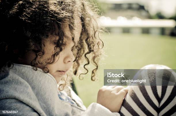 Ritratto Di Closeup Di 4 Anni Vecchio Ragazza Guardando Pensoso - Fotografie stock e altre immagini di Bambino