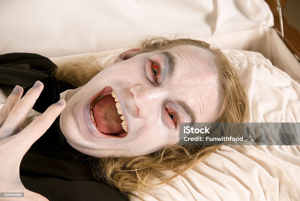 Casket & cara de muerte, Spooky pateando hombre muerto, Zombie terror - Foto de stock de Ojos cansados libre de derechos