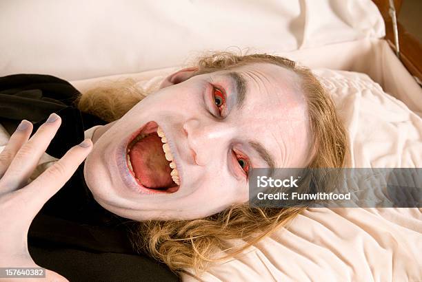 Foto de Casket Rosto De Morte Assustador Homem Gritando Morto Zombie Horror e mais fotos de stock de Olhos Vermelhos