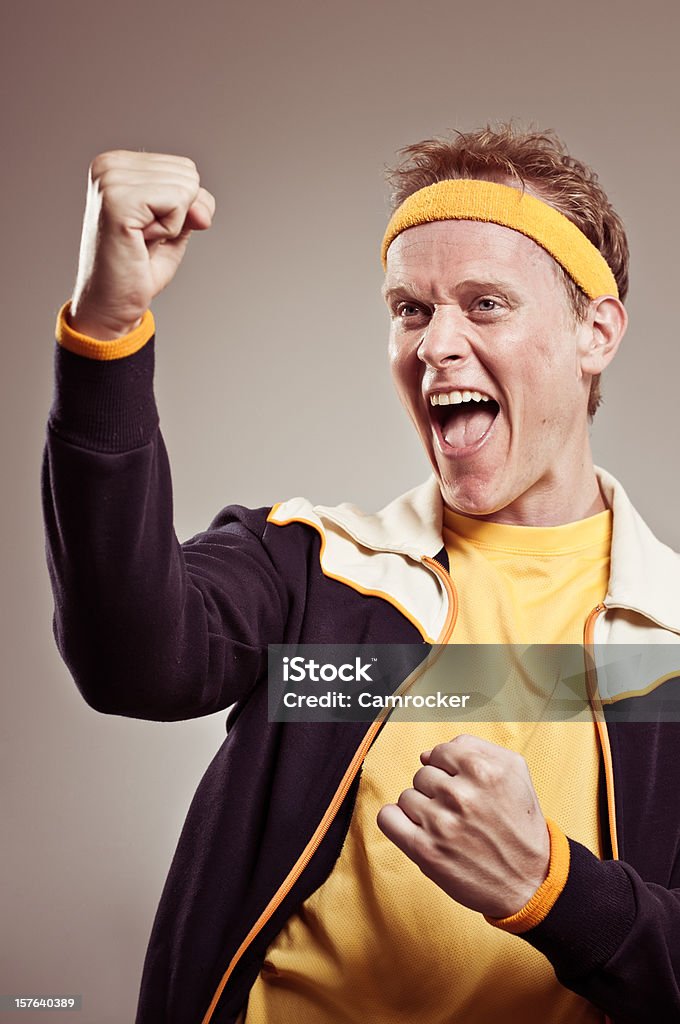 Ретро фитнес-тренер, поддерживая его команда - Стоковые фото Жест победы роялти-фри