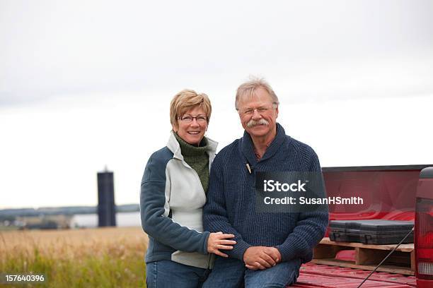 Casal Com De Exploração - Fotografias de stock e mais imagens de Casal - Casal, Agricultor, Quinta