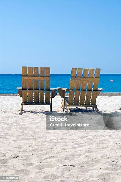 Foto de Duas Cadeiras Vazias Do Caribe Praia Areia Branca Espaço Para Texto e mais fotos de stock de Cadeira