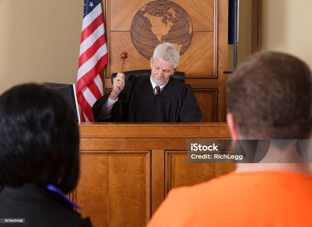 Juge dans une salle de tribunal - Photo de Condamner à une peine libre de droits