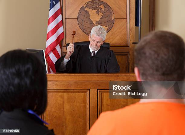 Photo libre de droit de Juge Dans Une Salle De Tribunal banque d'images et plus d'images libres de droit de Condamner à une peine - Condamner à une peine, Juge, Palais de justice