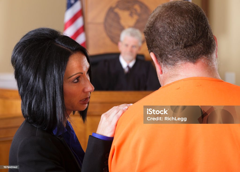 Acusado penales y abogado en una sala de justicia - Foto de stock de Acusado libre de derechos