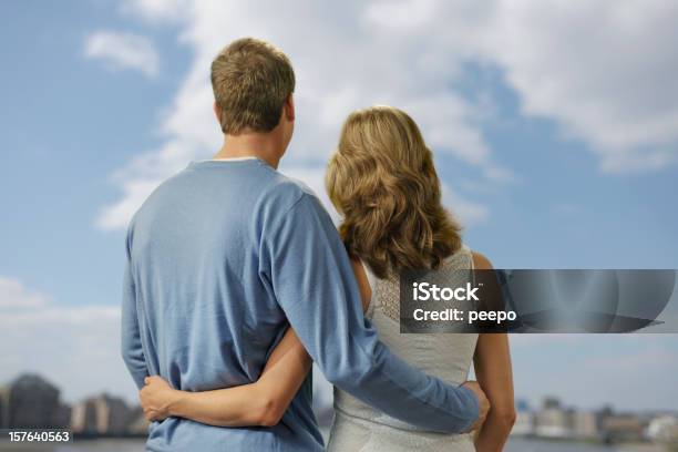 Atraente Casal Ao Ar Livre - Fotografias de stock e mais imagens de 40-49 Anos - 40-49 Anos, Admirar a Vista, Adulto