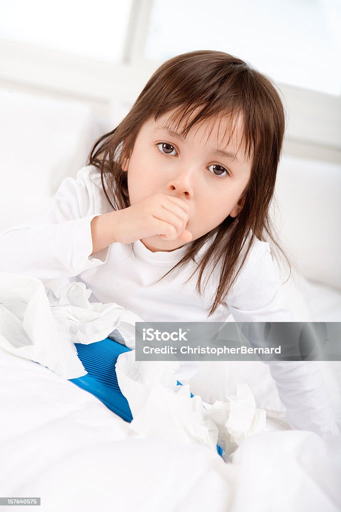 Bambina malata a letto tosse - Foto stock royalty-free di Bambino