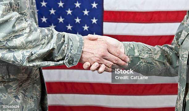 Militar Aperto De Mão - Fotografias de stock e mais imagens de Reunião - Reunião, Veterano de Guerra, Dia dos Veteranos