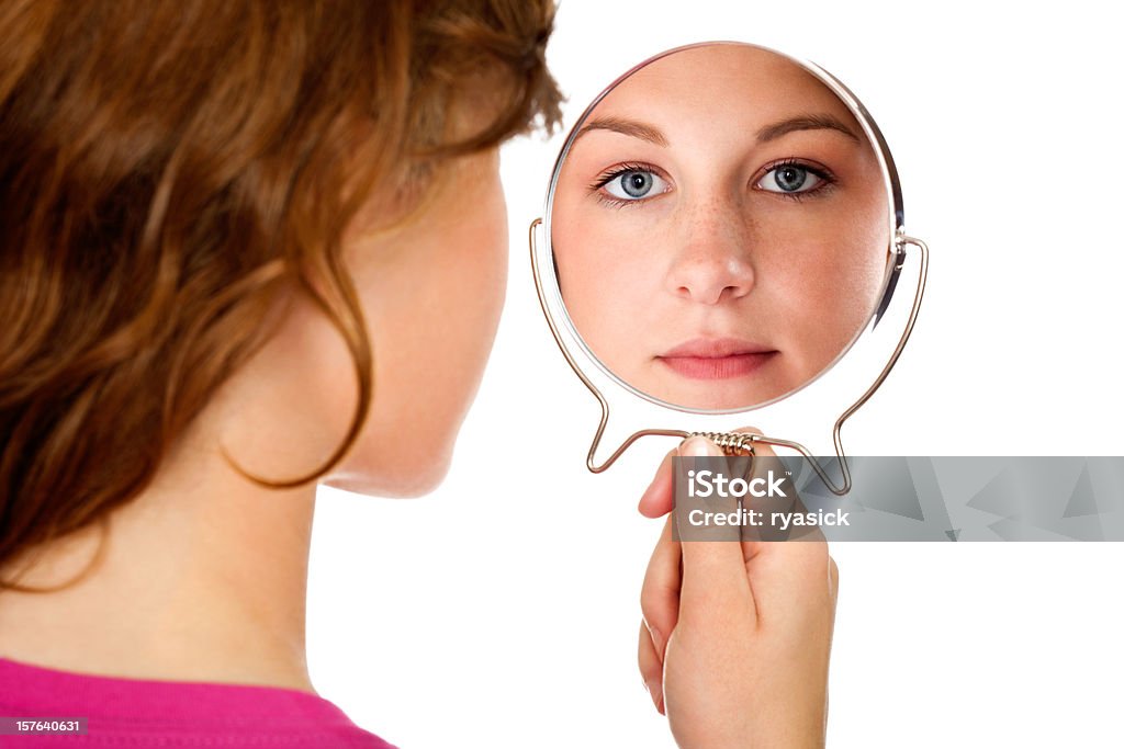 Brunette femme regardant dans un miroir derrière au spectateur isolé - Photo de Miroir libre de droits