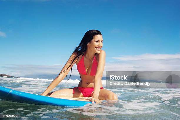 Photo libre de droit de Fille De Surf banque d'images et plus d'images libres de droit de Adulte - Adulte, Belle femme, Bikini