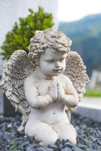 A statue of an angel praying.