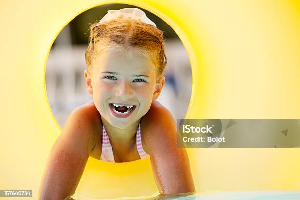 Photo libre de droit de Petite Fille Samuser Dans La Piscine banque d'images et plus d'images libres de droit de Bouée gonflable - Bouée gonflable, Enfant, Jaune