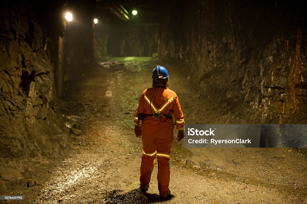 Frau meinen Beruf unter Boden in einem tunnel. - Lizenzfrei Bergmann Stock-Foto Frau meinen Beruf unter Boden in einem tunnel. - Lizenzfrei Bergmann Stock-Foto