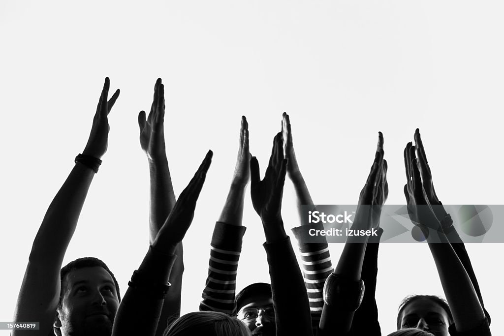 Pessoas com as mãos levantadas - Foto de stock de Acenar royalty-free