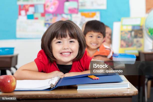 Encantadores Sonriente De Estudiantes En El Aula De Escuela Primaria Origen Étnico Mixto Foto de stock y más banco de imágenes de Alegre