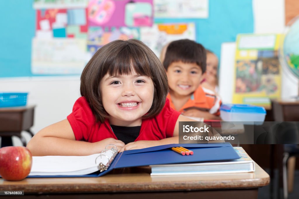 Adorable souriant école élémentaire étudiants en salle de classe, d'origines ethniques mixtes - Photo de Anticipation libre de droits