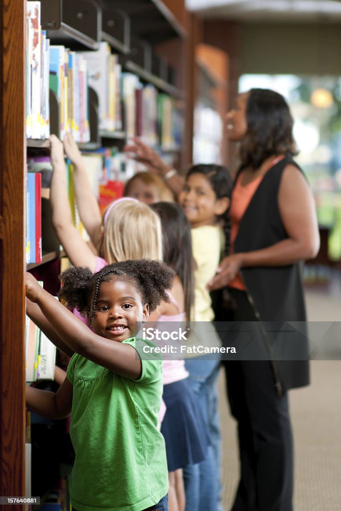 Kinder in der Bibliothek - Lizenzfrei Bibliothek Stock-Foto