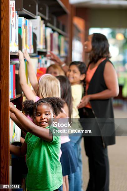 Bambini In Una Libreria - Fotografie stock e altre immagini di Biblioteca - Biblioteca, Servizi per l'infanzia, Bambino