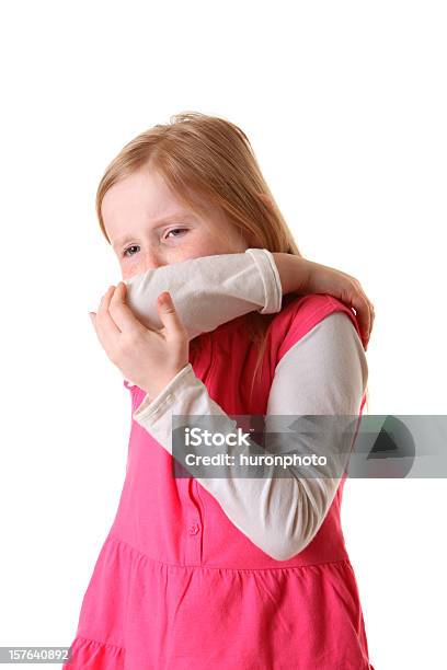 Girl Tos En Brazo Foto de stock y más banco de imágenes de Niño - Niño, Enfermedad, Toser