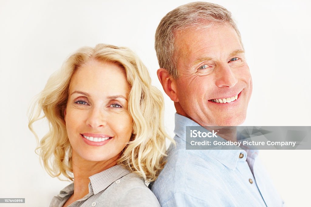 Sonriente pareja contra fondo blanco - Foto de stock de Mujeres libre de derechos