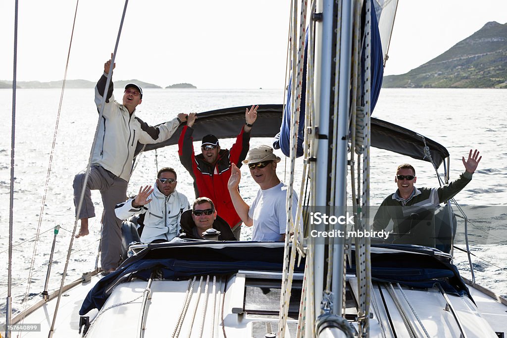 Счастливый Парусный спорт округлым на Парусная лодка - Стоковые фото Адриатическое море роялти-фри