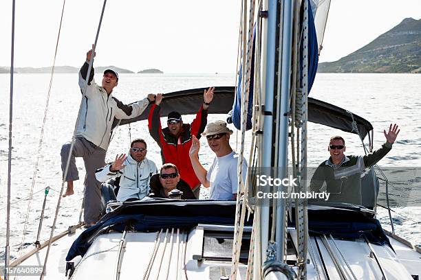 Счастливый Парусный Спорт Округлым На Парусная Лодка — стоковые фотографии и другие картинки Адриатическое море