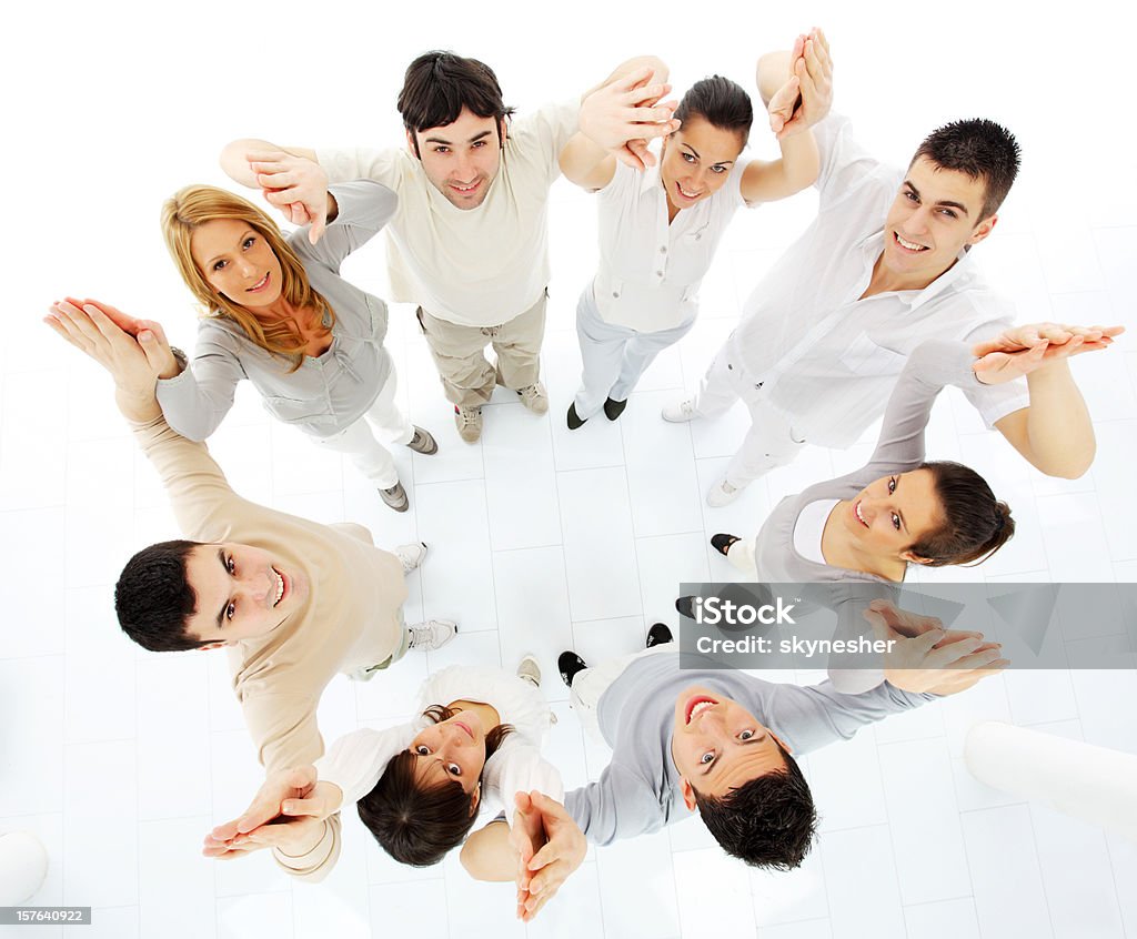 Groupe de beaucoup de jeunes gens debout en cercle. - Photo de Adolescent libre de droits