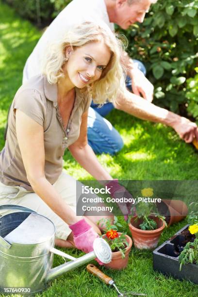 Gerne Älteres Paar Gartenbau Stockfoto und mehr Bilder von 50-54 Jahre - 50-54 Jahre, 60-64 Jahre, 60-69 Jahre