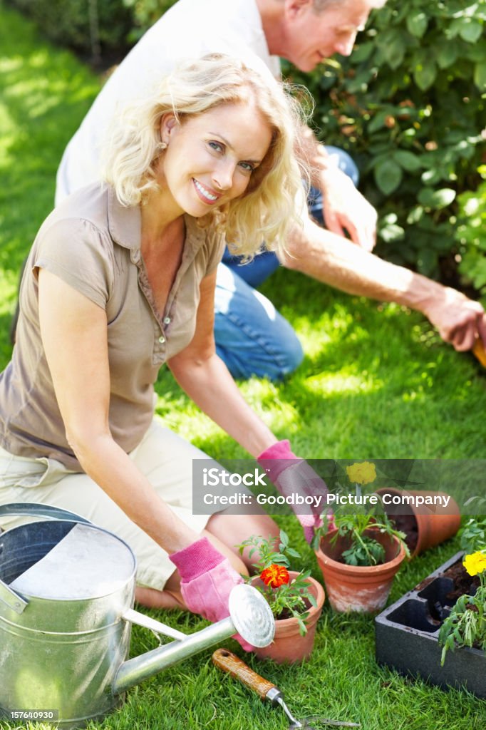 Jardinagem feliz Casal - Royalty-free 50 Anos Foto de stock