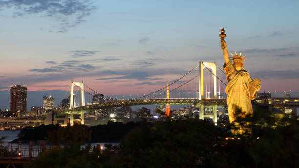 baie de tokyo - réplique de la statue de la liberté odaiba photos et images de collection