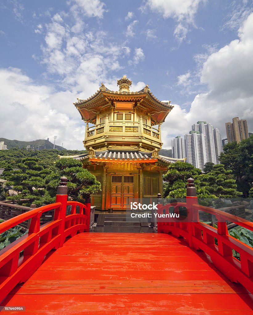 Arco de madeira vermelho e dourado Ponte de Jardim - Royalty-free Ao Ar Livre Foto de stock