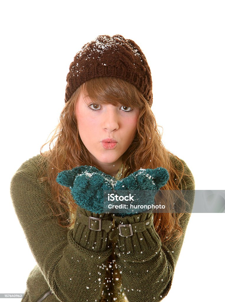 Bambina soffiare neve da mani - Foto stock royalty-free di 16-17 anni