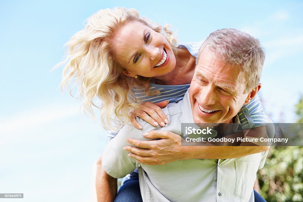 Happy senior man piggybacking 熟年女性 - 2人のロイヤリティフリーストックフォト