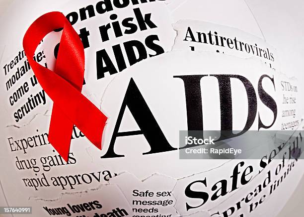 Cinta Roja Contra El Sida Titulares Y Toma Con Lente De Ojo De Pez Foto de stock y más banco de imágenes de SIDA