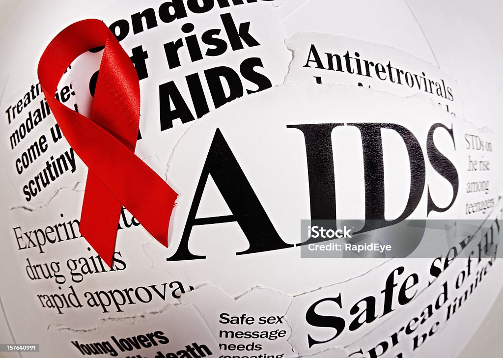 AIDS nagłówki i Czerwona wstążka Ujęcie z soczewki oka ryb - Zbiór zdjęć royalty-free (AIDS)