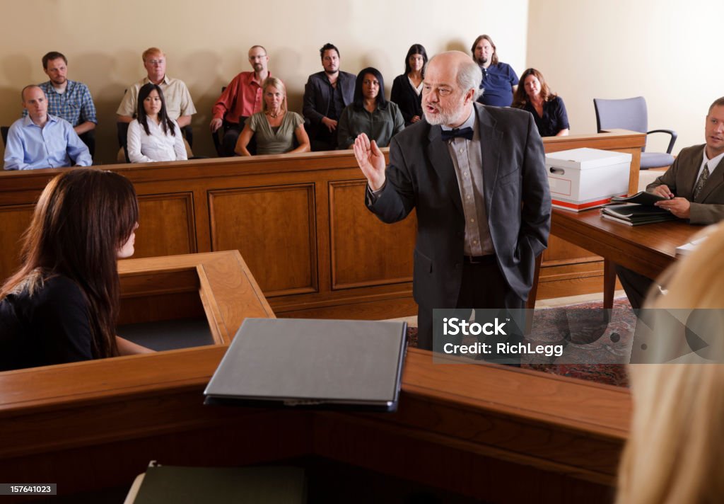 Avocat dans une salle de tribunal - Photo de Avocat - Juriste libre de droits