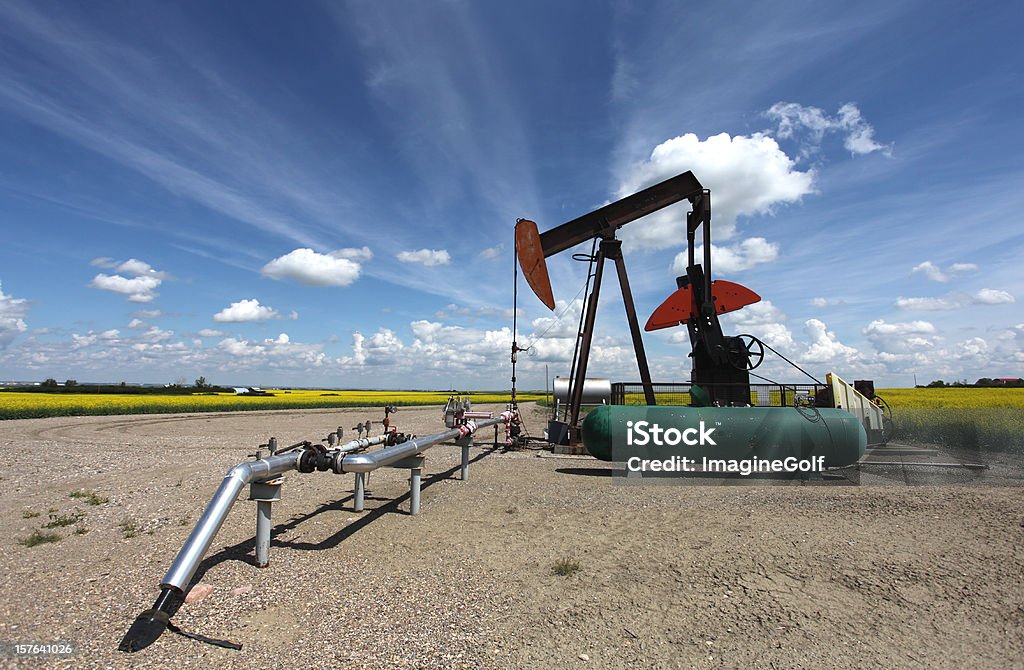 Pumpjack y tubería de Gas - Foto de stock de Compartimiento para almacenamiento libre de derechos