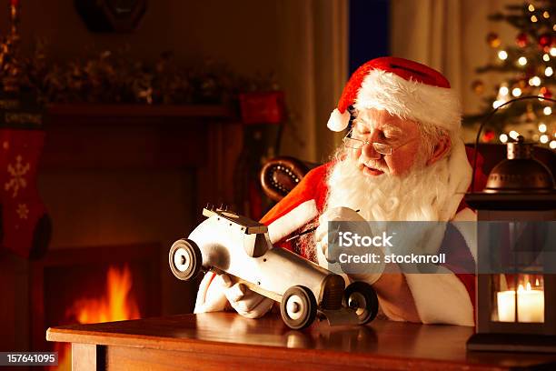 Father Christmas Malen Ein Spielzeugauto In Seiner Werkstatt Stockfoto und mehr Bilder von Weihnachtsmann