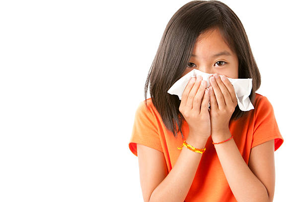 menina asiática com a gripe ou alergias em closeup retrato - assoando nariz - fotografias e filmes do acervo